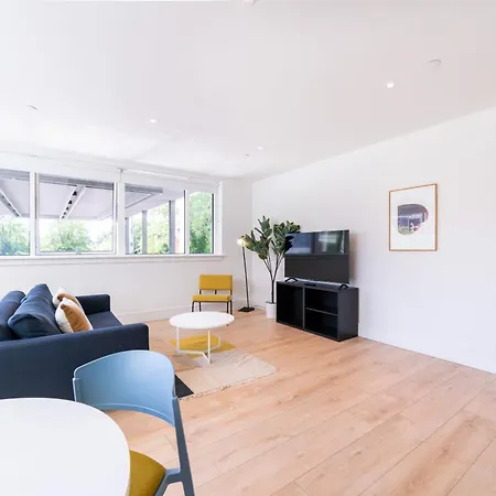 Stylish Retreats On Olympic Way Apartment London Exterior photo