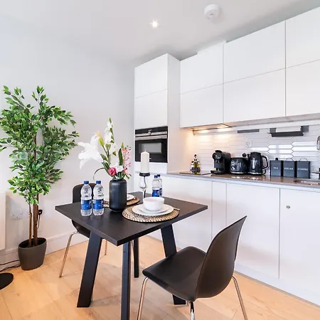 Stylish Retreats On Olympic Way Apartment London Exterior photo