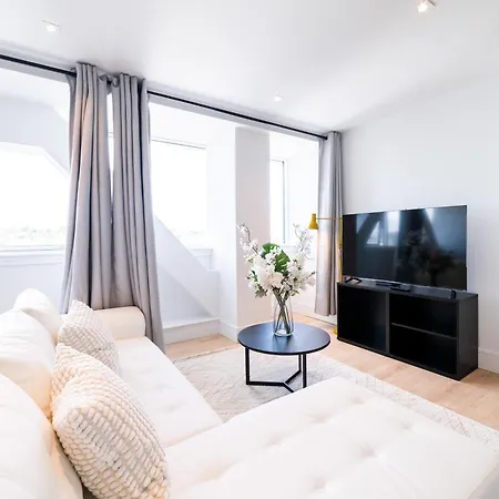 Stylish Retreats On Olympic Way Apartment London Exterior photo